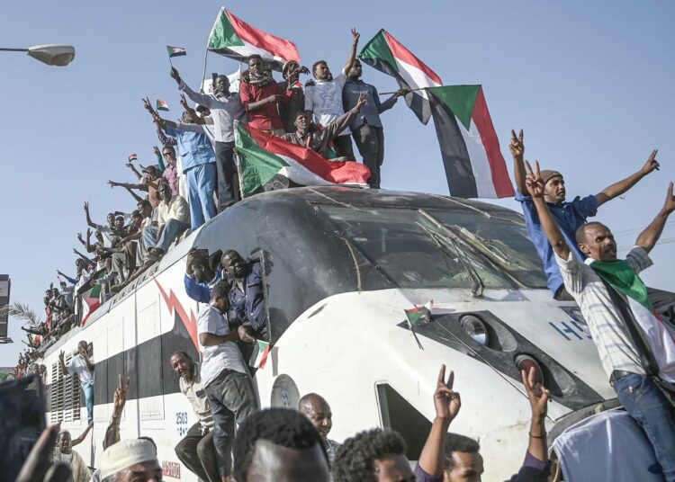 Sudanin sotilashallituksen eroa vaativat mielenosoittajat kiipesivät junan katolle saapuessaan tiistaina Atbarasta maan pääkaupunkiin Khartumiin.