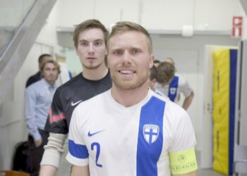 Panu Autio (edessä) on Suomen futsalmaajoukkueen kapteeni.