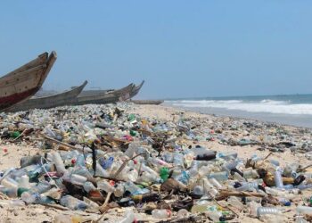 Muovijäteongelma ratkeaa vain valtioiden yhteistyöllä. Näkymä Ghanasta.