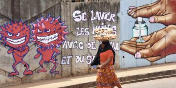 Seinämaalaus antaa hygieniaohjeita Guinean pääkaupungissa Conakryssa.