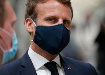Presidentti Emmanuel Macron kävi tiistaina tehdasvierailulla Le Touquetissa.