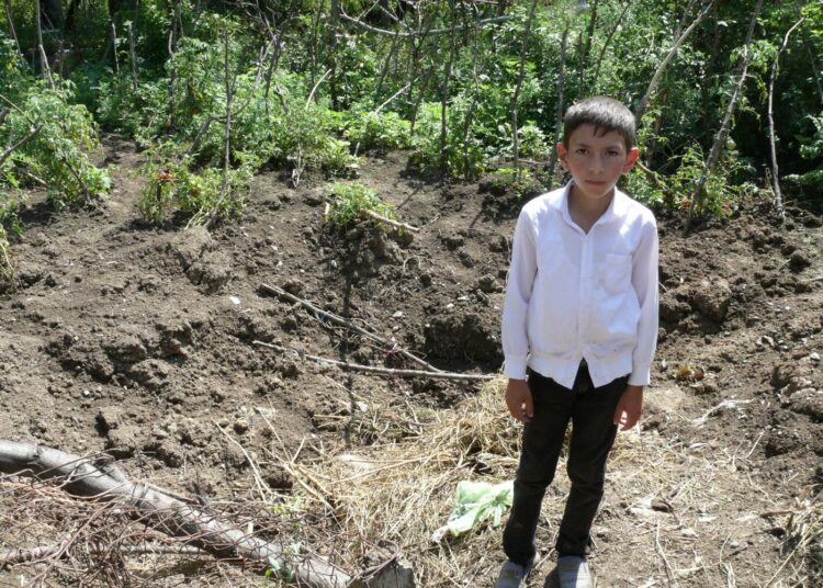 Azerbaidžanilainen Isah Ismailov, 11, oli heinäkuun puolivälissä kotona veljensä Omarin, 23, ja äitinsä Lalen kanssa, kun kaksi tykistön kranaattia iskeytyi heidän kasvimaalleen.
