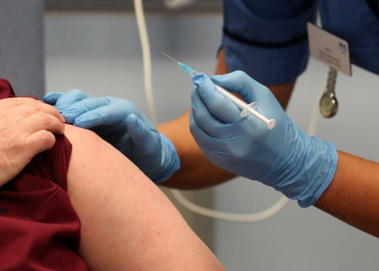 Euroopan lääkevirasto EMA kertoi eilen, että Pfizerin ja Biontechin rokote saisi mahdollisen myyntilupansa viimeistään 29. joulukuuta. Koronarokotukset aloitettiin Isossa-Britanniassa joulukuun 8. päivä.