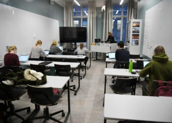 Oppivelvollisuus laajenee käsittämään useimmat lukiolaiset ja ammattioppilaitoksissa opiskelevat. Kuva Ressun lukiosta Helsingistä viime marraskuulta.