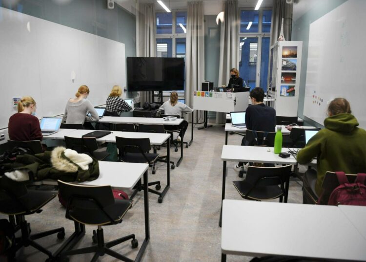 Oppivelvollisuus laajenee käsittämään useimmat lukiolaiset ja ammattioppilaitoksissa opiskelevat. Kuva Ressun lukiosta Helsingistä viime marraskuulta.