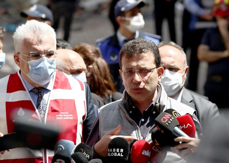 Istanbulin pormestari Ekrem Imamoglu (oik.) kritisoi HDP:n syyttämistä terroristiseksi ja vetosi puolueen kuuden miljoonan äänimäärään. Kuvassa hän puhuu lehdistölle romahtaneen talon raunioilla Istanbulissa 6. toukokuuta.