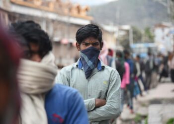 Siirtotyöläinen Siraj Alam odottelee bussiin pääsyä Kashmirin Srinagarissa. Matkakohteena on kotikaupunki Biharin osavaltiossa. Koronaviruksen aiheuttamat tehtaiden sulkemiset ovat pakottaneet miljoonat palaamaan kotiseuduilleen.