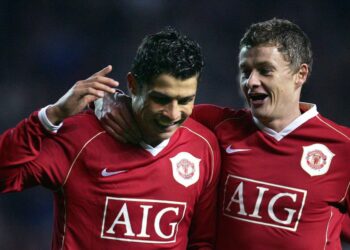 Cristiano Ronaldo (vas.) palaa samaan seuraan Ole Gunnar Solskjærin kanssa. Tällä kertaa joukkuetoveruus on vaihtunut pelaaja–valmentaja-suhteeksi. Kuva vuodelta 2006.