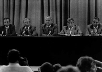 Venäjän vallankaapparit arkistokuvassa vuodelta 1991. Vasemmalta Aleksander Tizjakov, Vasili Starodubtsev, Boris Pugo, Gennadi Janajev ja Oleg Baklanov.