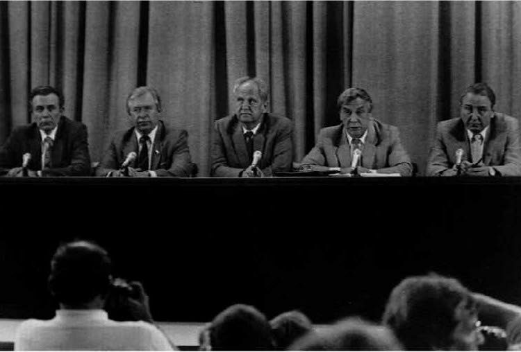 Venäjän vallankaapparit arkistokuvassa vuodelta 1991. Vasemmalta Aleksander Tizjakov, Vasili Starodubtsev, Boris Pugo, Gennadi Janajev ja Oleg Baklanov.