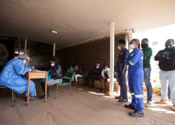 Valtaosa afrikkalaisista on yhä vailla ensimmäistäkin koronarokotusta, mikä luo pohjaa uusien virusvarianttien synnylle. Kuva zimbabwelaisesta rokotusjonosta.