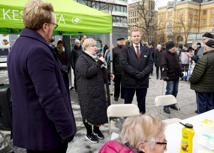 Keskusta vastasi Finnwatchille, että tulossa oleva “EU-tason sääntely on oikea tie, sillä se varmistaa mm., että yritysten vastuullisuustoiminta eri EU-maissa on keskenään verrannollista ja yrityksiin kohdistuvat raportointivelvollisuudet ovat samanlaisia”.