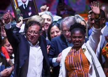Gustavo Petro ja tuleva varapresidentti Francia Marquez juhlivat vaalivoittoa pääkaupunki Bogotássa.