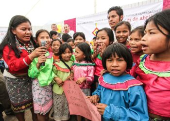 Perun alkuperäiskansa shipiho koniboon kuuluvia lapsia riemuitsemassa pääkaupunki Limassa järjestetyssä tapahtumassa. Alkujaan Amazonin alueella eläneen kansan jäseniä on 1990-luvulta lähtien muuttanut Limaan.