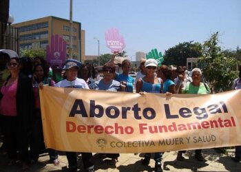 Latinalainen Amerikka on yksi ankarimmin aborttiin suhtautuvista alueista, eivätkä monet alueen maat tunnusta naisen oikeutta päättää raskaudestaan missään olosuhteissa. Kuva aborttioikeutta vaativasta mielenosoituksesta Dominikaanisessa tasavallassa.