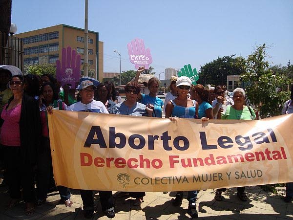 Latinalainen Amerikka on yksi ankarimmin aborttiin suhtautuvista alueista, eivätkä monet alueen maat tunnusta naisen oikeutta päättää raskaudestaan missään olosuhteissa. Kuva aborttioikeutta vaativasta mielenosoituksesta Dominikaanisessa tasavallassa.