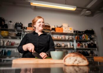 – Kuten tilastot kertovat, meillä syödään liikaa lihaa, muita eläinperäisiä tuotteita ja suolaa. Ja liian vähän kasviksia, Elina Innanen sanoo.