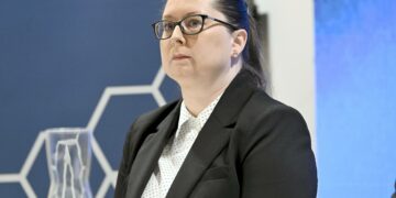 Terrorismiin perehtynyt erikoistutkija Anna Santaholma suojelupoliisin tiedotustilaisuudessa Helsingissä.
