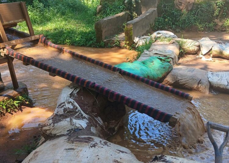 Pienkaivaja käyttää huuhteluränniä kullan erottamiseen murskatusta malmista.