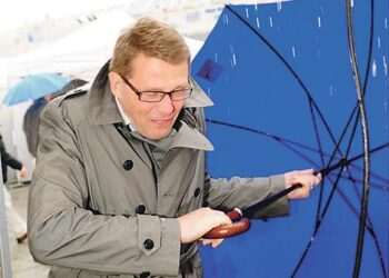 Pääministeri Matti Vanhanen aikoo jatkaa arvostelua herättänyttä alueellistamista.