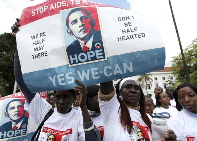 Mielenosoittajat Kenian pääkaupungissa Nairobissa vaativat viime keskiviikkona, että lahjoittajajärjestöt eivät katkaise aidsin, tuberkuloosin ja malarian vastaisen työn rahoittamista.