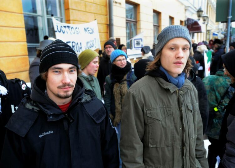 Otto Kyrklund ja Staffan Södergård eivät hyväksy Harjun nuorisotalon toiminnan lakkauttamista.