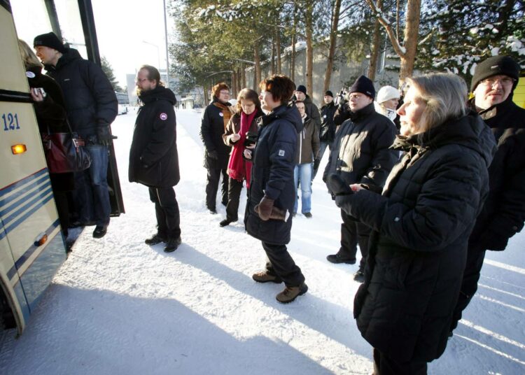 Oulun yliopiston työntekijät osoittivat 15. helmikuuta mieltään Oulun keskustassa. Kuvassa työntekijät siirtyvät mielenosoituspaikalle menevään bussiin.