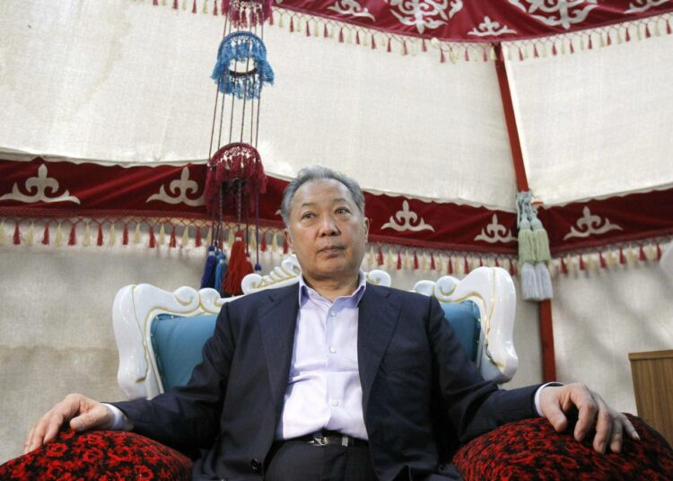 Kirgisian syrjäytetty presidentti Kurmanbek Bakijev puhumassa toimittajille viime sunnuntaina Jalalabadissa maan eteläosassa.