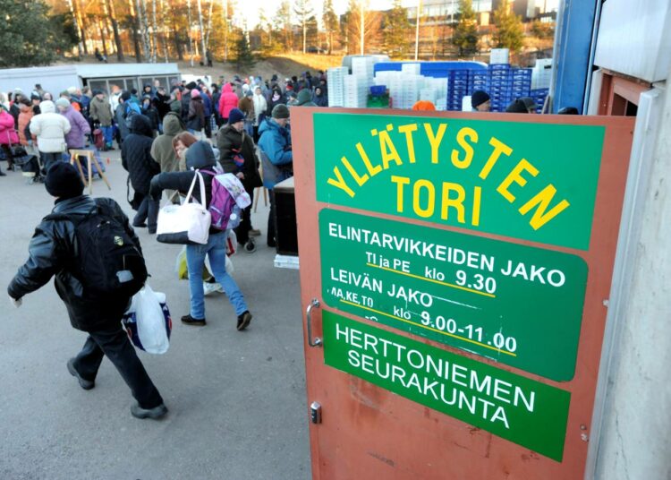 Suomessa EU:n tilastovirasto Eurostat laskee olevan 911 000 köyhää, työtöntä tai aineellisen puutteen piirissä elävää. Se on 17 prosenttia suomalaisista.