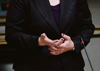 Paula Lehtomäen (kesk.) perheen osakekaupat mietityttävät edelleen.