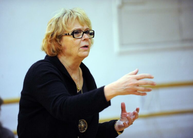 Ritva Siikalan ohjaamassa Antigonessa maailma on konkreettisesti läsnä.