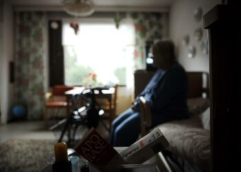 Suomessa on varmistettava kaikille riittävä ja tasapuolinen hoito- ja hoiva koko maassa.