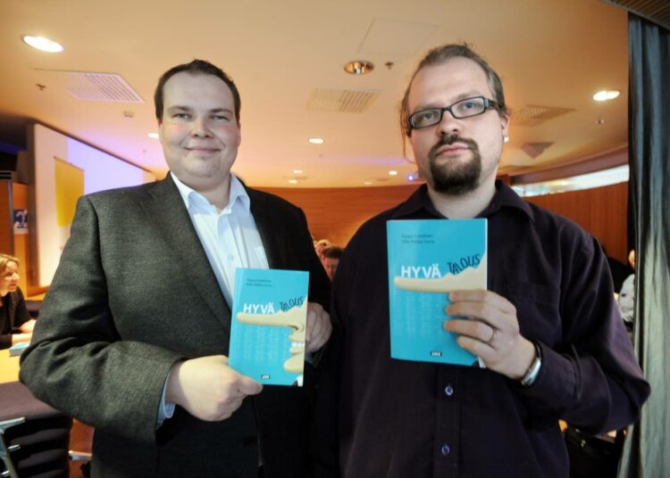 Teppo Eskelinen (oik.) ja Ville-Pekka Sorsa puivat uutuuskirjassaan muun muassa demokratian ja talouden suhdetta.