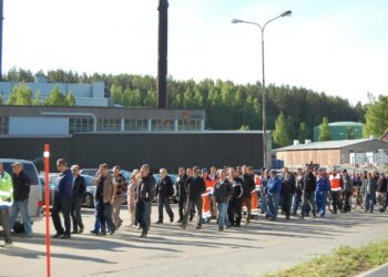 JE-Urakointi Oy:n koko henkilöstö marssi perjantaiaamuna klo 8 ulos työpaikoiltaan