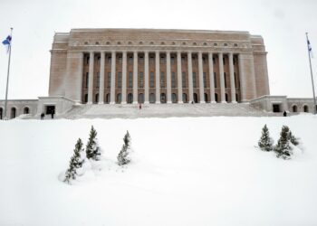 Eduskunnan edessä on kuuma keväistuntokausi