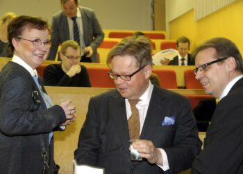 SAK:n talouspoliittisessa seminaarissa Palkansaajien tutkimuslaitoksen johtaja Seija Ilmakunnas (vas.), VATT:n tuleva Juhana Vartiainen sekä SAK:n puheenjohtaja Lauri Lyly.