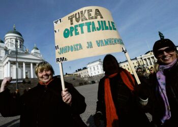 Opettajat osoittivat mieltään koulurauhan puolesta Helsingin Senaatintorilla keskiviikkona.