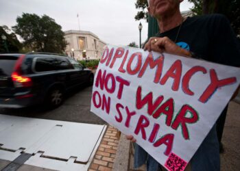 Mielenosoittaja vaati Syyriaan diplomatiaa, ei sotaa, Yhdysvaltain kongressin lähellä Washingtonissa maanantaina.