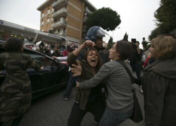 Antifasistiset mielenosoittajat estivät tiistaina Erich Priebken hautajaiset Alabano Lazialessa lähellä Roomaa. He muun muassa lauloivat italialaista partisaanilaulua Bella Ciao.