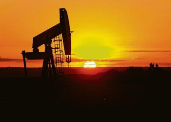 Ennätysalas pudonnut öljyn hinta vaikuttaa maailmantalouteen monin tavoin. Kuva Pohjois-Dakotasta Yhdysvalloista.