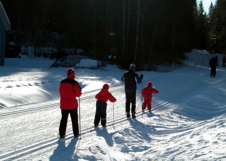 Myös eri harrastevälineiden ja -asujen maksutonta lainausta, kohtuuhintaista vuokrausta ja kierrätystä tulee kehittää