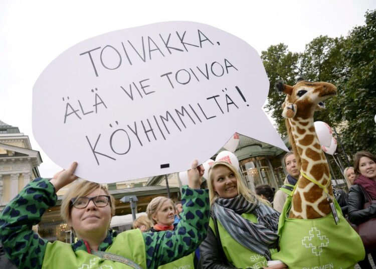 Leikkauksia kehitysyhteistyöhön vastustettiin mielenilmauksessa syyskuun alussa. Maanantaina julkistettu budjetti vahvistaa, että kansalaisjärjestöt joutuvat lopettamaan ohjelmiaan kaikkein köyhimpien parissa.