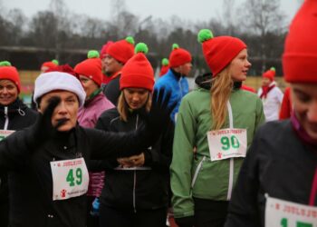 Suomalaisia hädässä olevia lapsia ja perheitä voi auttaa juoksemalla jouluasussa ja lahjoittamalla keräystilille. Lisätietoa saa netistä www. joulujuoksu.fi.