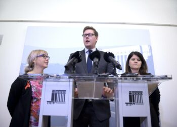 Vasemmistoliiton Aino-Kaisa Pekonen, SDP:n Antti Lindtman ja vihreiden Outi Alanko-Kahiluoto vaativat valtiovarainministeri Alexander Stubbia selvittämään puheitaan eduskunnalle.