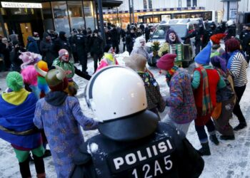 Tampereen keskustassa järjestettiin kaksi mielenosoitusta 23. tammikuuta 2016, liikkeellä olivat maahanmuuton vastainen Rajat Kiinni! -soihtukulkue ja kuvassa olevat Loldiers of Odin -klovnit.