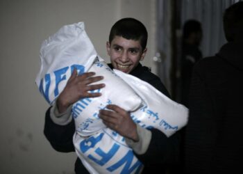 Syyrian punainen puolikuu onnistui toimittamaan 23 rekka-autollista ruokaa ja muita avustustarvikkeita kapinallisten hallitsemaan Ain Terman kaupunkiin 4. maaliskuuta. Saarretuilla alueilla asuu neljännesmiljoona lasta.