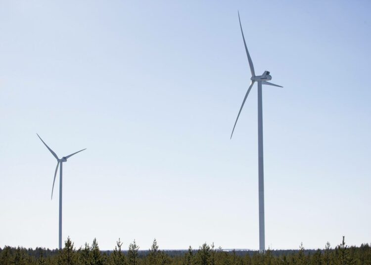 Kirjoittajan mukaan tuulivoiman terveyshaitoista huolestuneet pyytävät, että asia tutkitaan huolellisesti ja puolueettomasti ennen kuin lisärakentamisessa edetään.