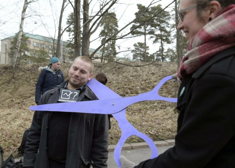 Opiskelijat vastustivat koulutusleikkauksia kehysriihen aikana Kesärannan ulkopuolella tiistaina 5. huhtikuuta.