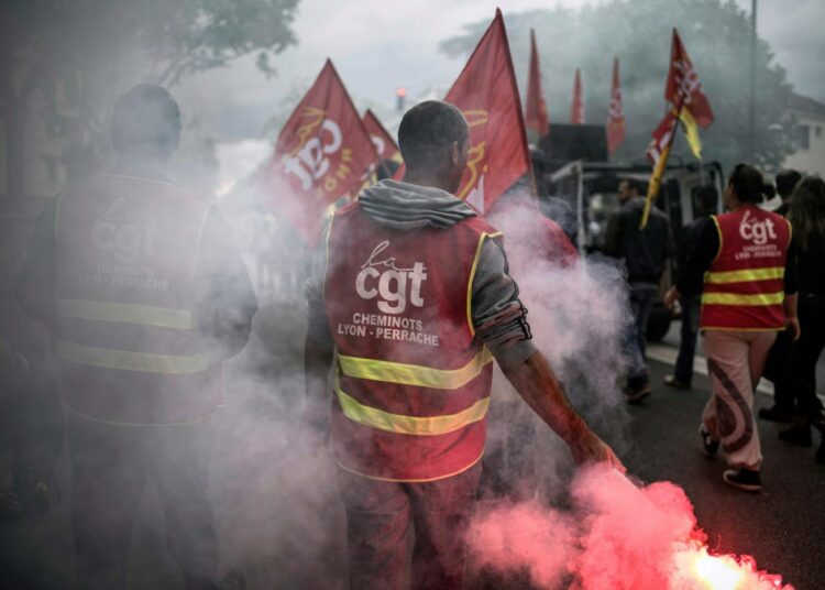Lakossa olevat rautatieläiset osoittivat keskiviikkona mieltään työnantajakeskusliitto Medefin toimiston edessä Lyonissa.