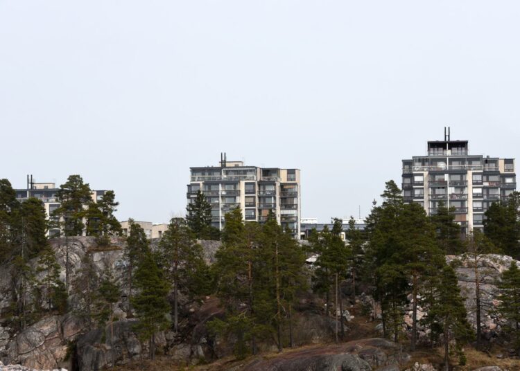 Kansanedustajat muistuttavat, että kaupungeissa ja erityisesti pääkaupunkiseudulla on paheneva pula kohtuuhintaisista asunnoista ja asumiskustannukset nousevat sekä omistus- että vuokra-asunnoissa asuvalla.